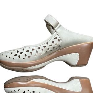 𝅺Solanz Vespa clogs cream lazer cut size 7.5 shoes ankle strap